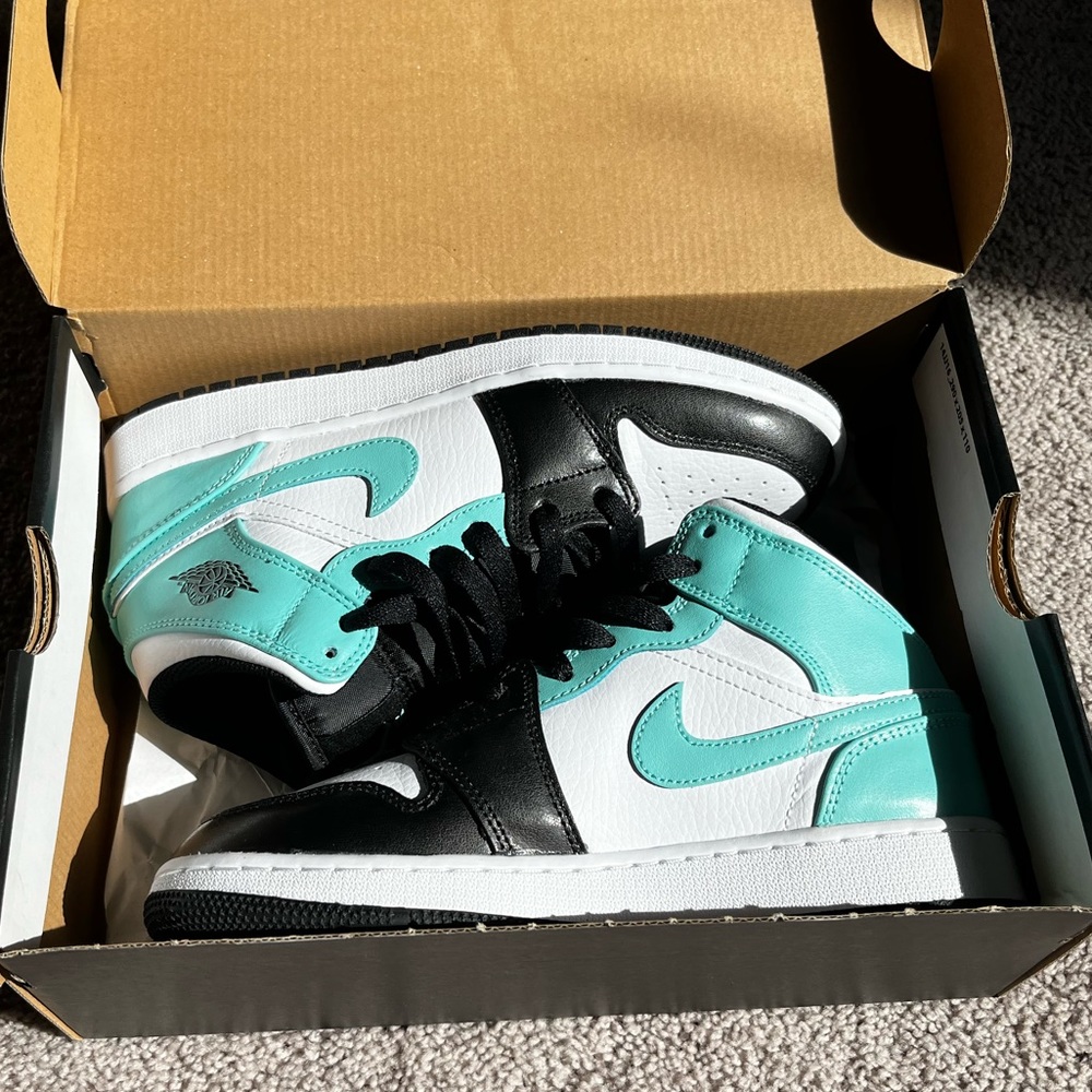 Air Jordan 1 Mids